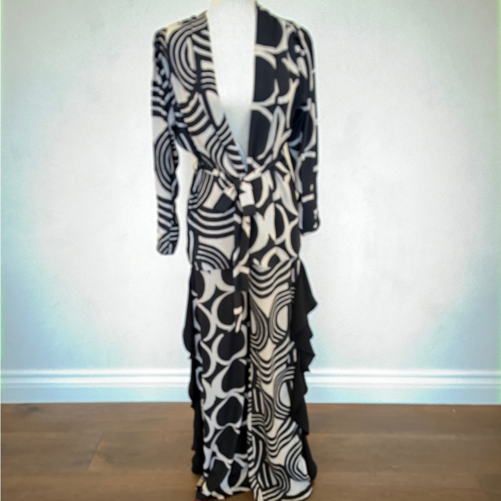 Elegant Black and White long slice blouse with pants